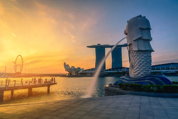 SINGAPORE-JULI 9, 2016: Merlion standbeeld fontein in Merlion Park en Singapore stad skyline bij zonsopgang op 9 juli 2016. Merlion fontein is een van de meest beroemde toeristische attractie in Singapore. — Stockfoto