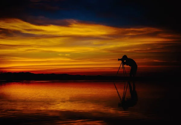 Silhouettenfotograf fotografiert wunderschöne Meereslandschaft bei Sonnenuntergang in Thailand. Vintage-Ton — Stockfoto