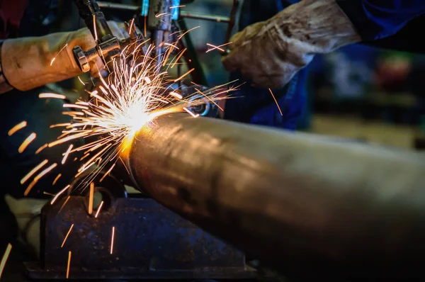 Tubo de acero de corte obrero con antorcha de corte de soldadura de acetileno y chispas brillantes en la industria de la construcción de acero . —  Fotos de Stock