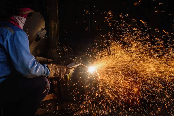 Estructura de acero de soldadura de ranuras y chispas brillantes en la industria de la construcción de acero . — Foto de Stock