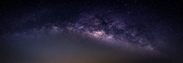 Paisagem com Via Láctea galáxia. Céu noturno com estrelas. Fotografia de exposição longa. — Fotografia de Stock