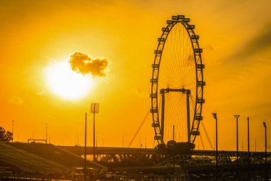 Siluet singapore flyer, gündoğumu. Singapur Simgesel Yapı.