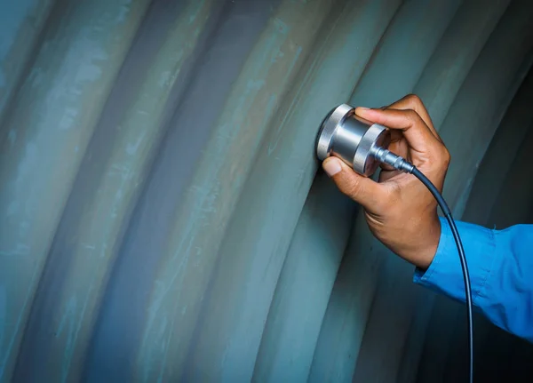 L'inspecteur utilise la machine d'essai ultrasonique pour le défaut d'inspection dans la structure en acier . — Photo