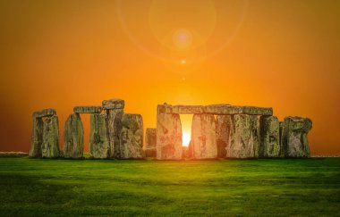 Stonehenge bir Antik Tarih öncesi taş anıtın Wiltshire, İngiltere'de len parlama ile gün batımında.