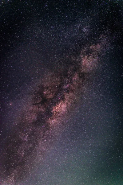 Krajobraz z galaktyką Drogi Mlecznej. Nocne niebo z gwiazdami. Fotografia długiego narażenia. — Zdjęcie stockowe