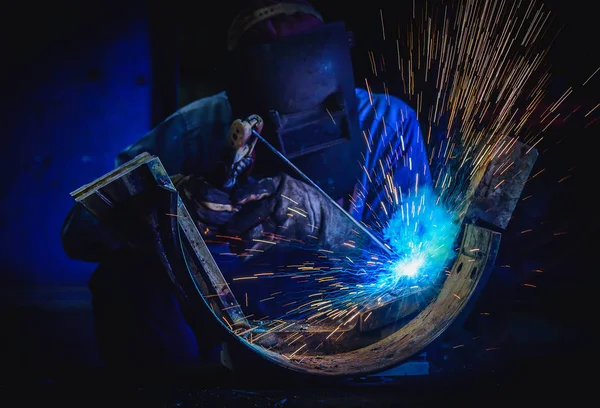 Soldadura de estructuras de acero y chispas brillantes en la industria de la construcción de acero. Tonalidad azul — Foto de Stock