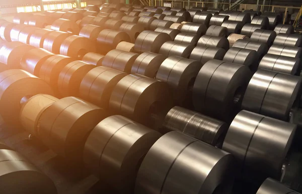 Hidegen hengerelt acél tekercs a tárolási terület acélipari üzem. — Stock Fotó
