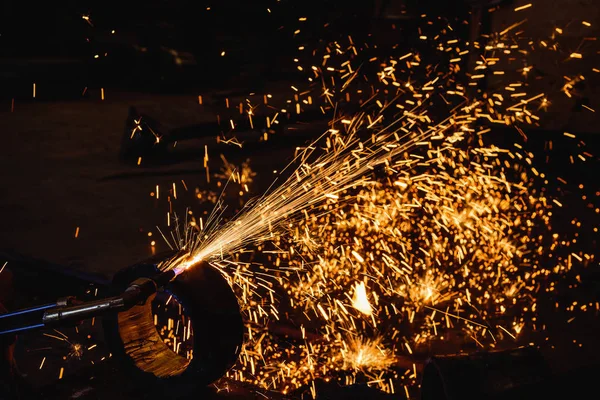 Arbeiter schneiden Stahlblech mit Acetylen-Schweißbrenner und helle Funken in der Stahlbauindustrie. — Stockfoto