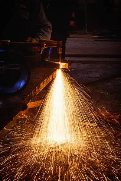 Arbeiter schneiden Stahlblech mit Acetylen-Schweißbrenner und helle Funken in der Stahlbauindustrie. — Stockfoto