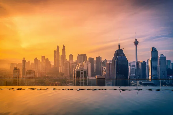 Stadtbild von Kuala Lumpur mit Swimmingpool auf dem Dach des Hotels bei Sonnenaufgang in Malaysia. — Stockfoto