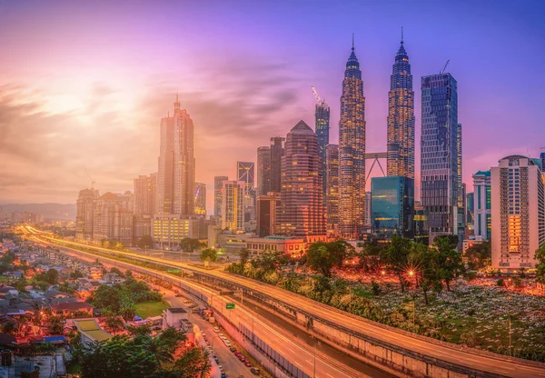 Paesaggio urbano di Kuala Lumpur skyline città all'alba in Malesia. — Foto Stock