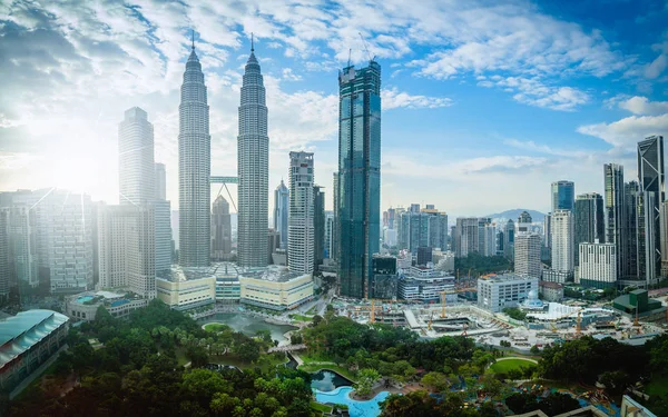 낮에 햇빛 말레이시아에서 푸른 하늘에 쿠알라룸푸르 스카이라인의 도시. — 스톡 사진