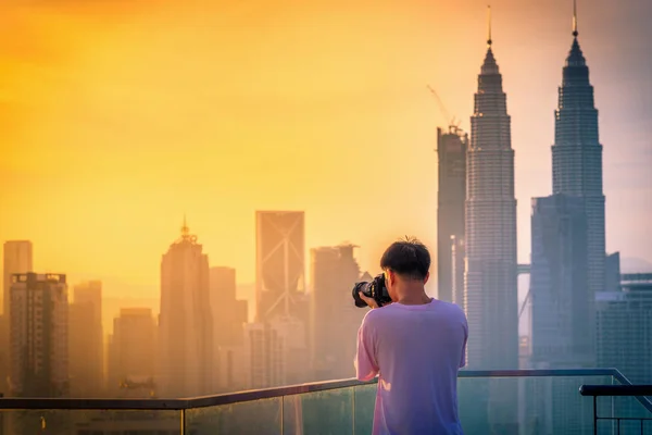Fotografia scattare foto di Kuala Lumpur skyline città sul tetto dell'hotel all'alba in Malesia . — Foto Stock
