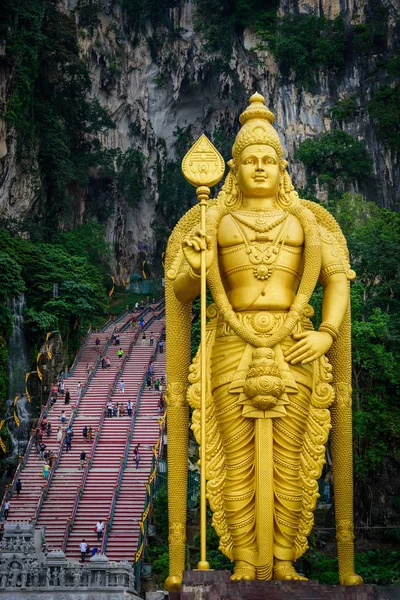 Standbeeld van Lord Muragan en ingang bij Batu Caves in Kuala Lumpur, Maleisië. — Stockfoto