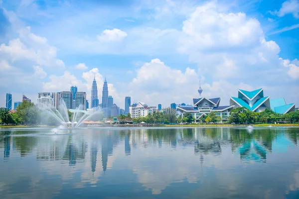 Cityscape της πόλης Kuala Lumpur ορίζοντα σε μπλε θέα στον ουρανό από το πάρκο Titiwangsa στη Μαλαισία κατά τη διάρκεια της ημέρας. — Φωτογραφία Αρχείου