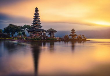 Pura Ulun Danu Bratan, Endonezya, Bali 'de gün doğumunda Bratan Gölü üzerindeki Hindu tapınağı.