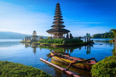 Pura Ulun Danu Bratan, Bali, Endonezya, sunrise Bratan göl manzara teknede ile Hindu tapınağı.