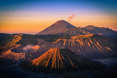 Mount Bromo yanardağ (Gunung Bromo) ile renkli gökyüzü arka plan Bromo Tengger Semeru Milli Parkı'nda, Doğu Java, Endonezya gündoğumu.