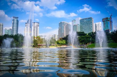 Kuala lumpur şehir manzarası Malezya blue sky adlı gündüz üzerinde çeşme ile Cityscape.