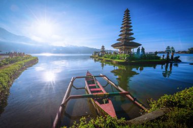 Pura Ulun Danu Bratan, Endonezya, Bali 'de gün doğumunda Bratan Gölü üzerindeki Hindu tapınağı.