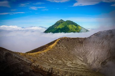 Peyzaj dağlar tutar siste Kawah Ijen'de volkan, Java, Endonezya.