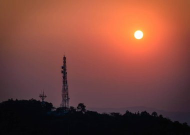 Siluet telekomünikasyon anten Kulesi dağ üstünde hareket eden telefon için