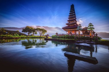 Pura Ulun Danu Bratan, Endonezya, Bali 'de gün doğumunda Bratan Gölü üzerindeki Hindu tapınağı.