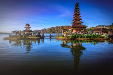 Pura Ulun Danu Bratan, Endonezya, Bali 'de gün doğumunda Bratan Gölü üzerindeki Hindu tapınağı.