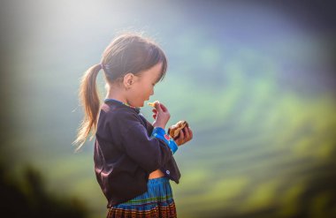 Mucangchai, Vietnam, 22 Eylül 2017: Tanımsız Vietnamca Hmong çocuk pirinç Teras de Mu Chang Chai, Vietnam, yemekten zevk