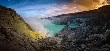 Kawah Ijen'de volkan ile sabah Doğu Java, Endonezya, mavi gökyüzü arka plan üzerinde Yeşil Göl.
