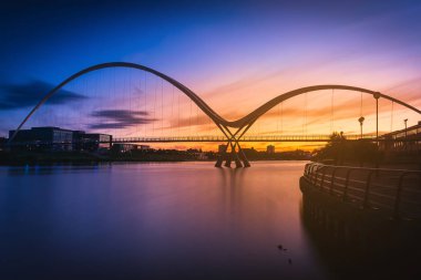 Infinity Köprüsü'nde Günbatımı içinde Stockton-on-Tees, İngiltere