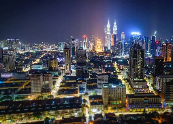 Stadtbild der Skyline von Kuala Lumpur bei Nacht in Malaysia. Neigungsverschiebung bewirkt Foto. — Stockfoto