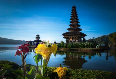 Pura Ulun Danu Bratan, Endonezya, Bali 'de gün doğumunda Bratan Gölü üzerindeki Hindu tapınağı.