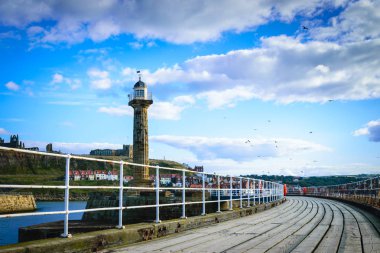 Whitby iskelede North Yorkshire, İngiltere'de Whitby limanın girişinde