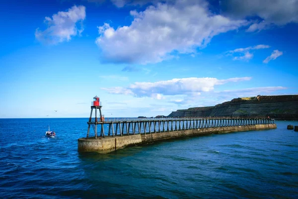 Whitby pier bij de ingang van de haven in Whitby in North Yorkshire, Verenigd Koninkrijk — Stockfoto