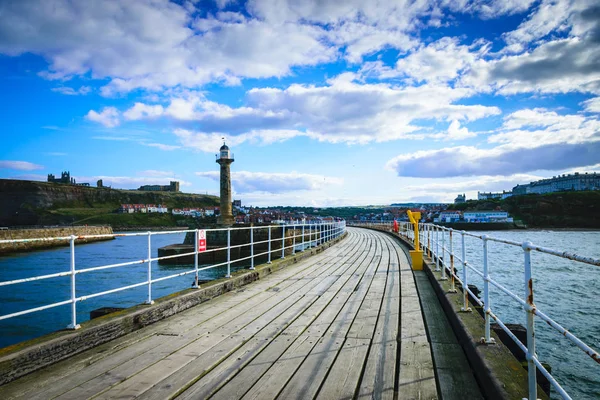 Whitby pier bij de ingang van de haven in Whitby in North Yorkshire, Verenigd Koninkrijk — Stockfoto