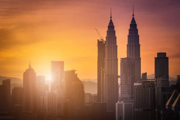 В Малайзии на восходе солнца горит город Куала-Лумпур. — стоковое фото