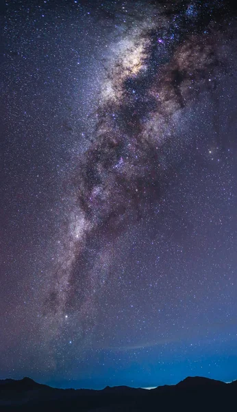 Landschaft mit Milchstraßengalaxie über Berg. Nachthimmel mit Sternen. Langzeitbelichtungsfoto. — Stockfoto