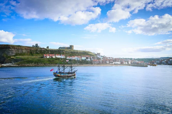 Bateau classique sur le port de Whitby dans l'abbaye de Whitby, Yorkshire du Nord, Royaume-Uni . — Photo