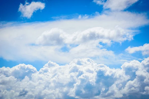 Blauer Himmel mit Wolken Hintergrund. — Stockfoto