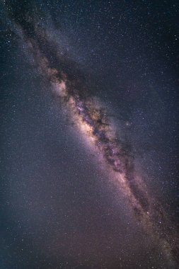 Samanyolu Galaksisi 'yle manzara. Yıldızlı gece gökyüzü.