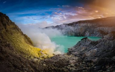 Kawah Ijen'de volkan ile sabah Doğu Java, Endonezya, mavi gökyüzü arka plan üzerinde Yeşil Göl.