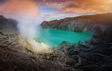 Kawah Ijen'de volkan ile sabah Doğu Java, Endonezya, mavi gökyüzü arka plan üzerinde Yeşil Göl.