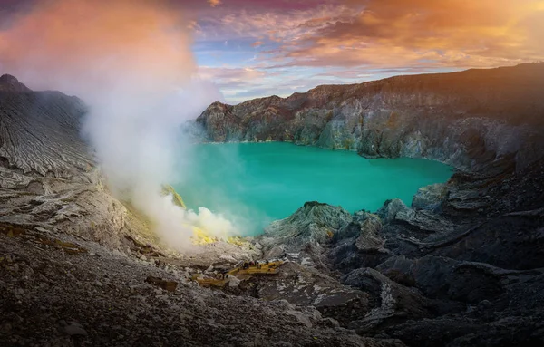 Vulcão Kawah Ijen com lago verde no fundo do céu azul de manhã em Java Oriental, Indonésia . — Fotografia de Stock