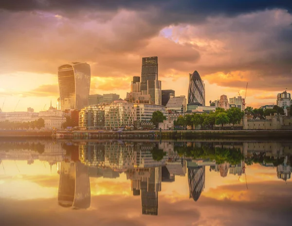 Arranha-céus da cidade de Londres sobre o rio Tâmisa ao pôr do sol na Inglaterra . — Fotografia de Stock