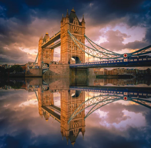 Tower Bridge landmark London City naplementekor, az Egyesült Királyságban. — Stock Fotó