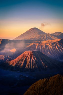 Mount Bromo yanardağ (Gunung Bromo) ile renkli gökyüzü arka plan Bromo Tengger Semeru Milli Parkı'nda, Doğu Java, Endonezya gündoğumu.