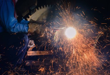 Kaynak çelik yapı ve parlak kıvılcımlar çelik inşaat sektöründe oyma.