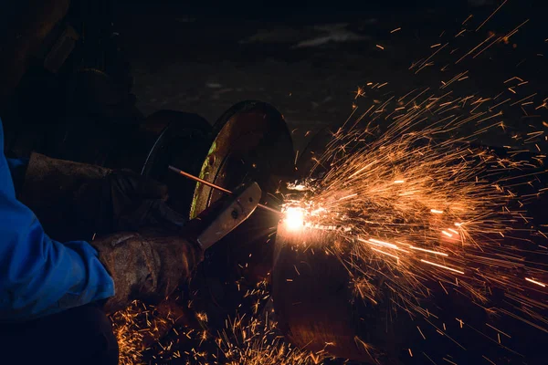 Estructura de acero de soldadura de ranuras y chispas brillantes en la industria de la construcción de acero . — Foto de Stock