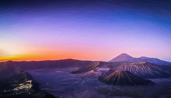 Mount Bromo Vulkan (gunung bromo) bei Sonnenaufgang mit Sternenpfad im bromo tengger semeru Nationalpark, Ostjava, Indonesien. — Stockfoto
